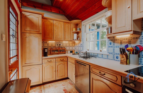 Hampton Wick House | Unique Boathouse 2 bed 2 bath detached free parking x4