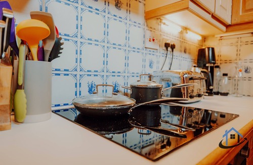 Hampton Wick House | Unique Boathouse 2 bed 2 bath detached free parking x4