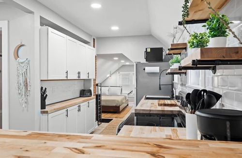 Detroit - Shoreway Apartment | Unique BOHO Ohio City Loft Apt