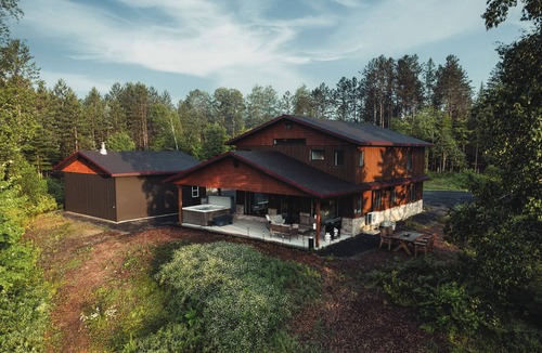 Saint-Alexis-des-Monts Ski Chalet | Unique Chalet en Bord de L'eau de 5 Chambres, Spa, Salle de Jeux, et +