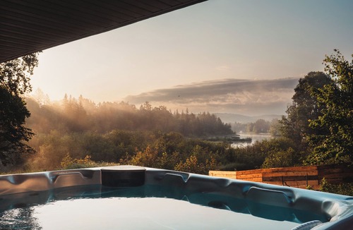 Saint-Alexis-des-Monts Ski Chalet | Unique Chalet en Bord de L'eau de 5 Chambres, Spa, Salle de Jeux, et +