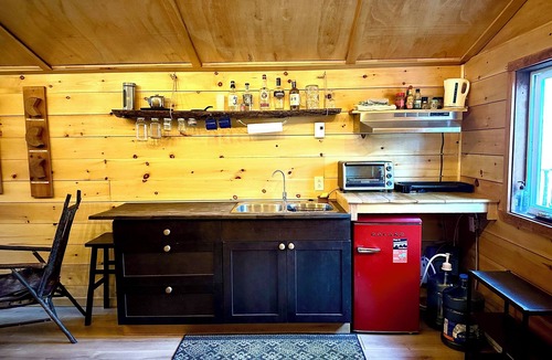 Mansfield-et-Pontefract Cabin | Unique cabin perched high with white pine trees