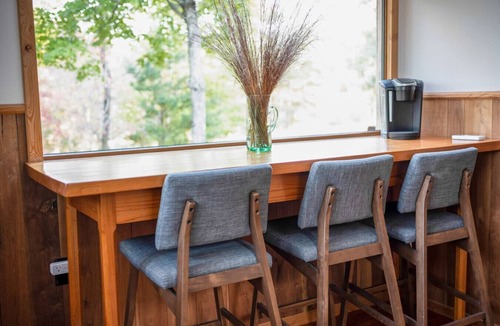 Clifford Cabin | Unique Cabin | Quaint, Modern, Cozy | Near LYH