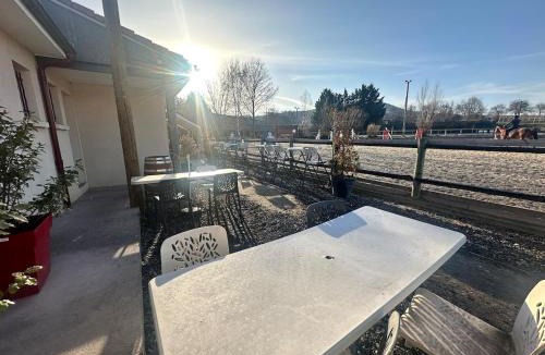 Vic-le-Comte Apartment | Unique, Chambre 2,centre équestre & snacks