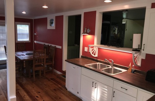 Pigeon Forge Cottage | Unique Charm, Pets (2 Max) welcome, Pigeon Forge, 2-4 guests