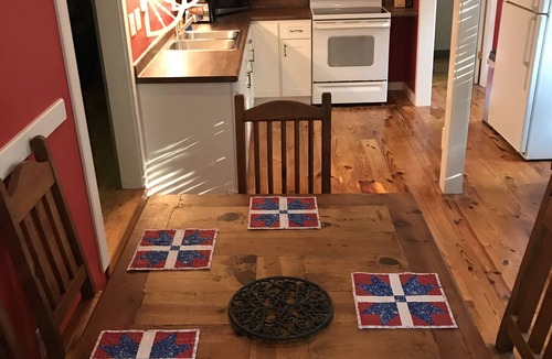 Pigeon Forge Cottage | Unique Charm, Pets (2 Max) welcome, Pigeon Forge, 2-4 guests
