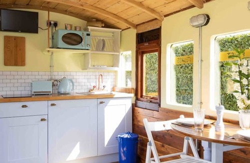 Birdham Apartment | Unique Comfy Remodelled Railway Carriage