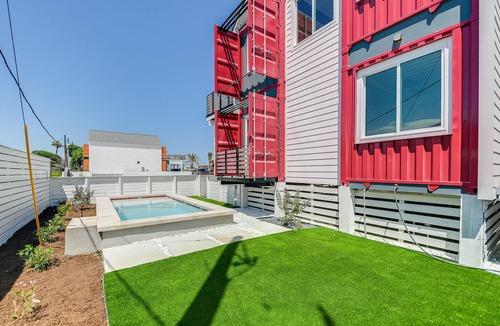 Shibui Sands House | Unique container home in Port Aransas located only two blocks to the beach! Sle