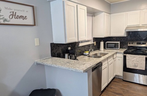 Northwest Los Angeles Heights Condo | Unique & Cozy 1-bedroom condo in San Antonio with AC and Wifi