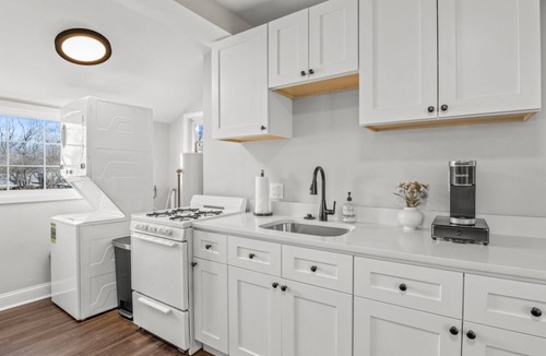 North Wales Cottage | Unique & Cozy Carriage House ~ Queen Beds ~ Patio!