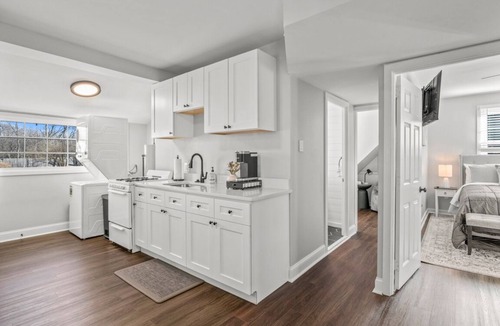 North Wales Cottage | Unique & Cozy Carriage House ~ Queen Beds ~ Patio!