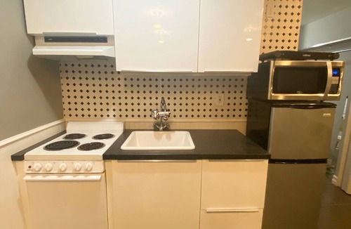 Guttenberg House | Unique, cozy & spacious basement apt close to NYC