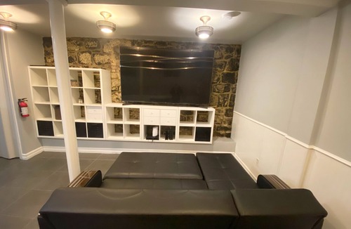 Guttenberg House | Unique, cozy & spacious basement apt close to NYC