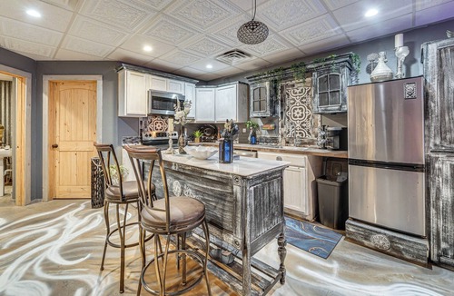 Broken Bow Apartment | Unique Creekside Apt in Broken Bow w/Deck Access