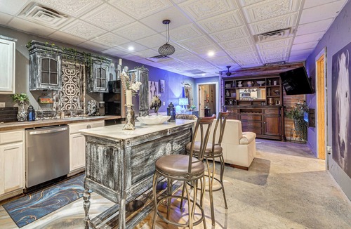 Broken Bow Apartment | Unique Creekside Apt in Broken Bow w/Deck Access