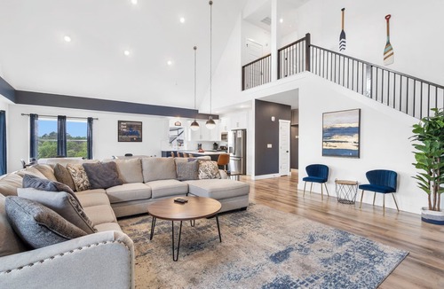 Hollister House | Unique Decor, Free Attraction Tickets, Close to Table Rock, Billiards & Cmty Indoor Pool