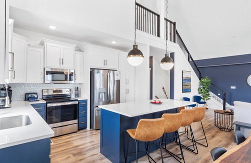 Hollister House | Unique Decor, Free Attraction Tickets, Close to Table Rock, Billiards & Cmty Indoor Pool