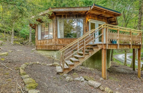 Beech Mountain House | Unique, Dog-Friendly Home in the Woods w/ a Deck & Forest View - Near Skiing