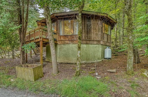 Beech Mountain House | Unique, Dog-Friendly Home in the Woods w/ a Deck & Forest View - Near Skiing