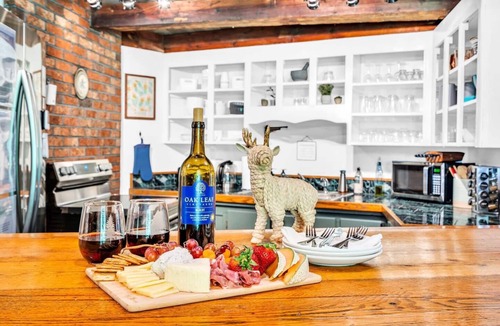 Milton House | Unique Domes! Hot tub! Game Room! Bar! Mtn Views!