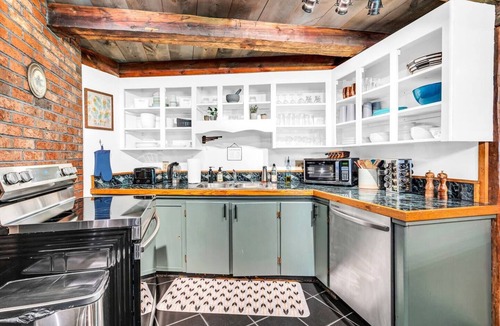 Milton House | Unique Domes! Hot tub! Game Room! Bar! Mtn Views!