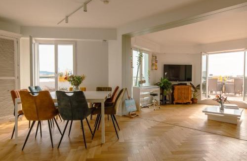 Les Baumettes Apartment | Unique downtown penthouse beach side panoramic view