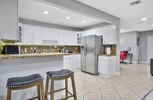Coral Way House | Unique Escape GameRoom! Bar, BBQ, Spacious, and Near Beach