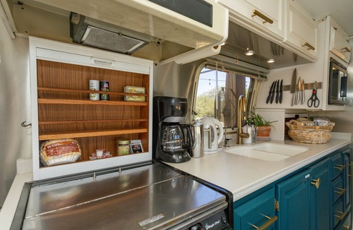 Dennis House | Unique Farm Experience in Airstream Close to Town