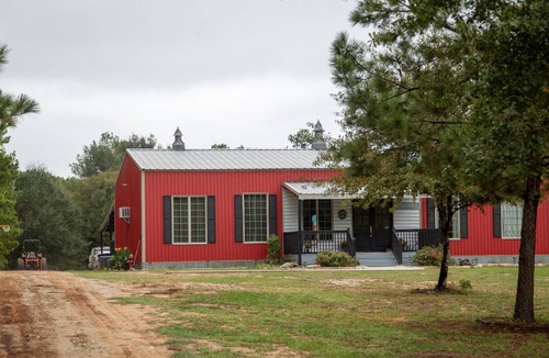 Navasota House | Unique Farmhouse with relaxing outdoor space- hot tub, fire ring & outdoor beds!
