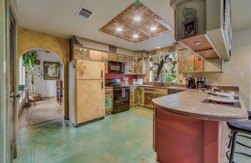 Hudson Bend Villa | Unique gated Villa with hot tub, mins from Lake Travis! Discounted boat rentals!