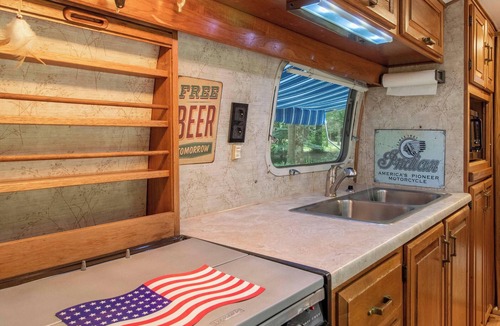La Menitre Cottage | Unique getaway in a vintage Airstream in Anjou