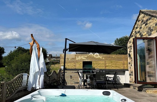 Rastrick House | Unique getaway, surrounded by fields close to two great pubs.