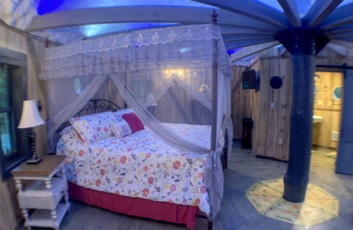 Shenandoah Cabin | Unique Hobbit House Accommodation with a Private Hot Tub in Shenandoah, Virginia