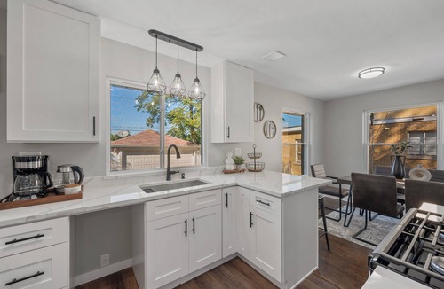 Maywood House | Unique Home in Maywood - 5 Bedroom