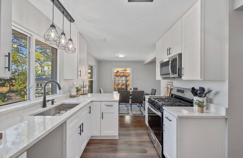 Maywood House | Unique Home in Maywood - 5 Bedroom