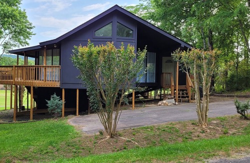 Jones Mills Cottage | UNIQUE HOME WITH BEAUTIFUL VIEWS ON GOLF COURSE!