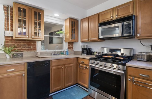 West Conshohocken House | Unique Modern King Bed Townhome w/Driveway Parking