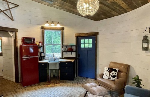 Trevilians House | Unique OASIS - Silo Barn - Swim Pond- 5 Miles Trails - Farm Animals - Waterfall