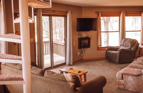 Puposky Cabin | Unique Octagon Treehouse w/Private Jacuzzi