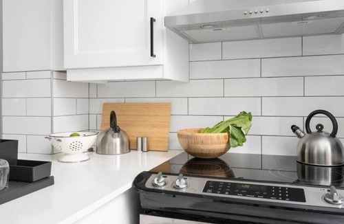 Ville-Marie Apartment | Unique Old, Montreal Patio & Paid Parking 10 Guest