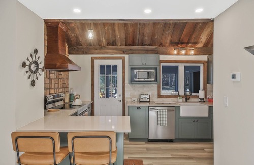 Circleville House | Unique Perfect for Families/Groups+Indoor Pool