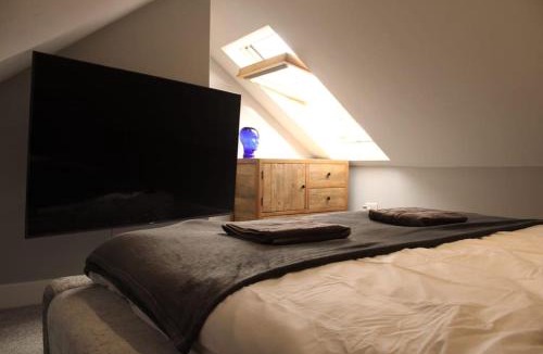 Norwich House | Unique & Pet Friendly Luxury Retreat With Hot Tub