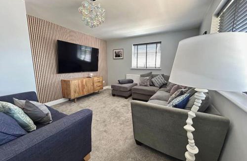 Norwich House | Unique & Pet Friendly Luxury Retreat With Hot Tub