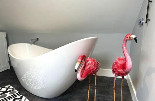 Norwich House | Unique & Pet Friendly Luxury Retreat With Hot Tub