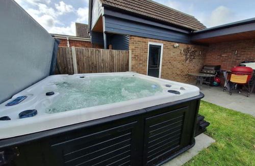 Norwich House | Unique & Pet Friendly Luxury Retreat With Hot Tub