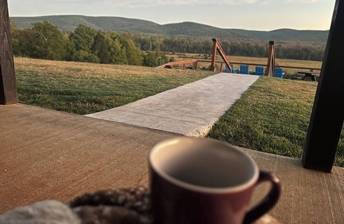 Octavia Cabin | Unique private location, million-dollar views, pickleball, 1-story, river access & more