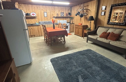 Winona House | Unique & Remodeled Bunkhouse Sleeps up to 10. Direct Access to Brimstone Trails.