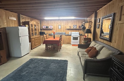 Winona House | Unique & Remodeled Bunkhouse Sleeps up to 10. Direct Access to Brimstone Trails.