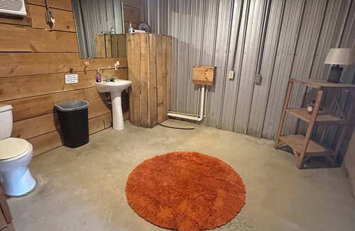 Winona House | Unique & Remodeled Bunkhouse Sleeps up to 10. Direct Access to Brimstone Trails.
