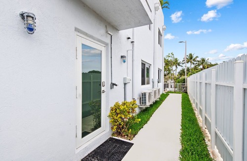 Deerfield Beach Apartment | Unique Retreat - Unit B: Homey First-floor Haven
